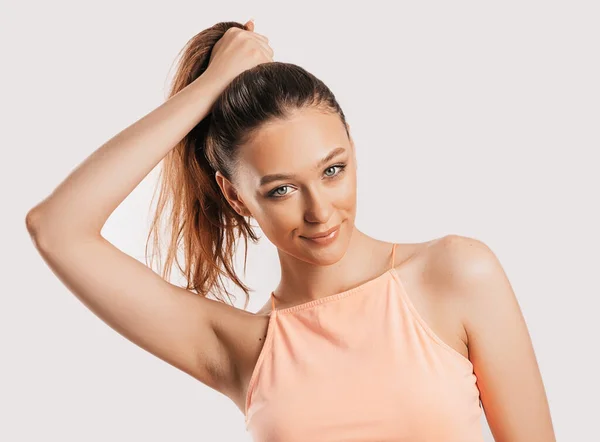 Beautiful Brunette Girl Holds Her Hair Makes Her Own Hairstyle — Stock Photo, Image