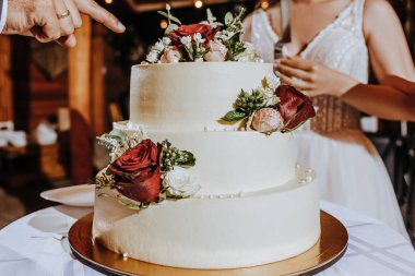 Düğün pastası ziyafette. Yeni evliler partide pastayı kestiler.