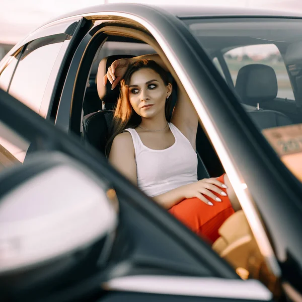 Una Hermosa Joven Sienta Coche Por Noche Puesta Del Sol — Foto de Stock