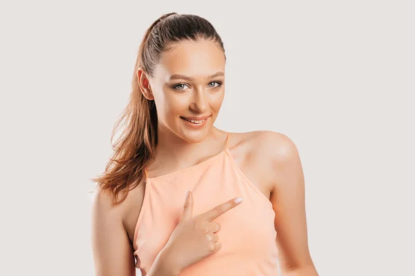 Retrato Una Chica Sonriente Apuntando Con Dedo Hacia Lado Sobre —  Fotos de Stock