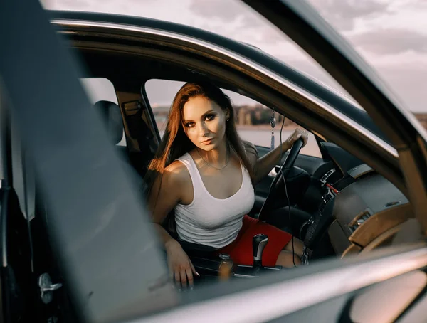 Hermosa Chica Joven Conduciendo Coche Noche Sol Puesta Del Sol — Foto de Stock