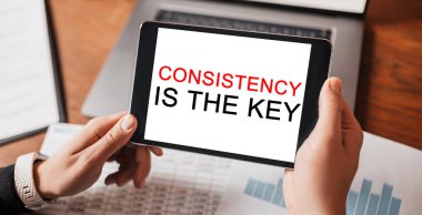 İş yerindeki anahtar, elinde metin tutarlılığıyla tableti tutan bir adam. Belgelerle çalışan bir işadamı.