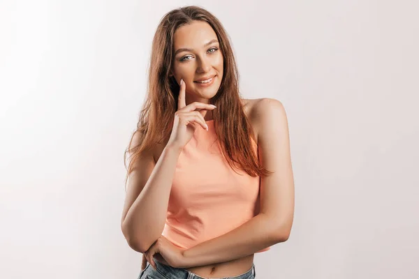 Hermosa Joven Sonriendo Posando Mirando Cámara Sobre Fondo Blanco Aislado — Foto de Stock