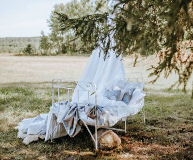 Doğadaki ormandaki foto-bölge paraşüt yatağı. Kumaş rüzgarda dalgalanıyor. Gelinin fotoğrafı için bir yer. fotoğraf oturumu