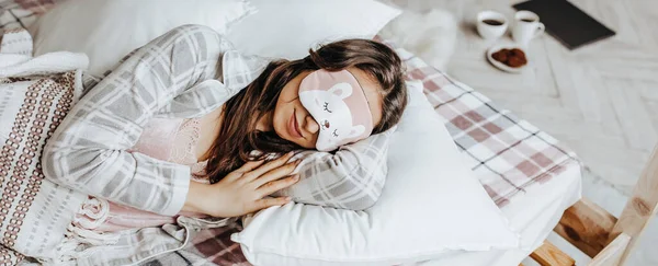 Сонна Дівчина Брюнетка Лежить Ліжку Зав Язаними Очима Прокидається Вранці — стокове фото