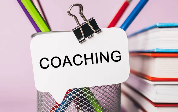 Tekst Coaching Een Witte Sticker Met Kantoorbenodigdheden Achtergrond Flat Lay — Stockfoto