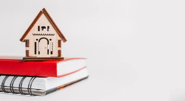 Eviniz güzelmiş. Tahmini ev vergisi ödüyorum. Kırmızı ev, not defteri ve etiket ile kopyala boşluk beyaz arkaplan