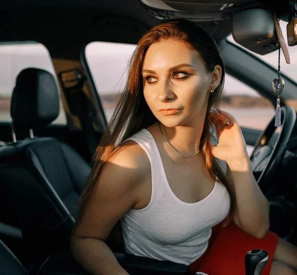 Hermosa Chica Joven Conduciendo Coche Noche Sol Puesta Del Sol — Foto de Stock