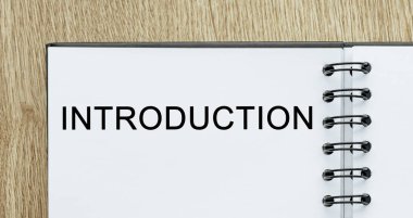 Tahta masa üzerinde metin girişi olan not defteri. İş ve finans kavramı