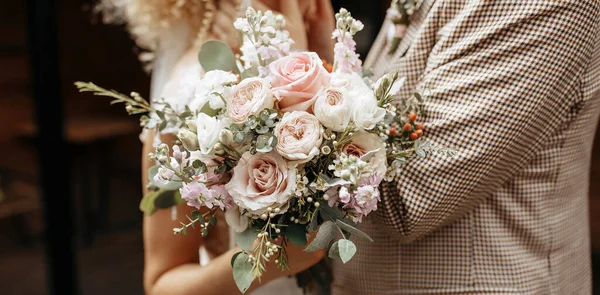 Noiva Noivo Dia Casamento Abraço Mostrar Amor Com Buquê Casamento — Fotografia de Stock