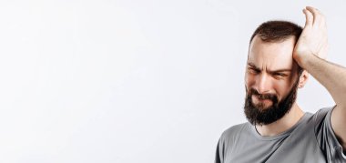 Beyaz arka planda el ele tutuşan ve reklam için yeri olan kameraya bakarken gülümseyen genç adamın portresi.