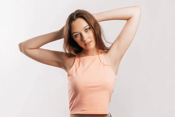 Hermosa Joven Sonriendo Posando Mirando Cámara Sobre Fondo Blanco Aislado — Foto de Stock