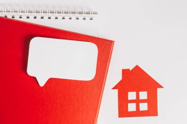 Eviniz güzelmiş. Tahmini ev vergisi ödüyorum. Kırmızı ev, not defteri ve etiket ile kopyala boşluk beyaz arkaplan