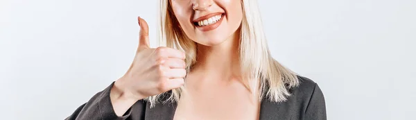 Uśmiechnięta Kobieta Kciukami Górze Patrząca Kamerę Białym Tle Pozytywna Dziewczyna — Zdjęcie stockowe