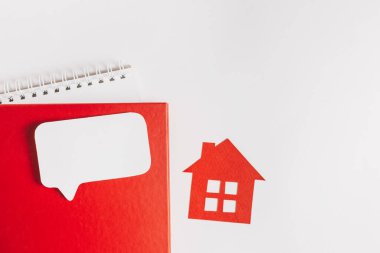 Eviniz güzelmiş. Tahmini ev vergisi ödüyorum. Kırmızı ev, not defteri ve etiket ile kopyala boşluk beyaz arkaplan