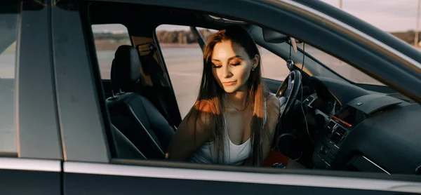 Hermosa Chica Joven Conduciendo Coche Noche Sol Puesta Del Sol — Foto de Stock