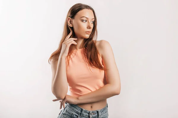 Hermosa Joven Sonriendo Posando Mirando Cámara Sobre Fondo Blanco Aislado — Foto de Stock