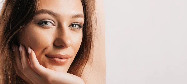 Menina Bonita Sorrindo Posando Olhando Para Câmera Fundo Isolado Branco — Fotografia de Stock