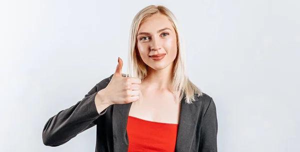 微笑的女人竖起大拇指 用白色的背景看着摄像机 积极的女孩表现得像 — 图库照片