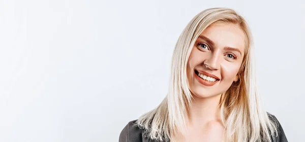 Retrato Una Mujer Muy Sonriente Posando Aislada Sobre Fondo Blanco — Foto de Stock