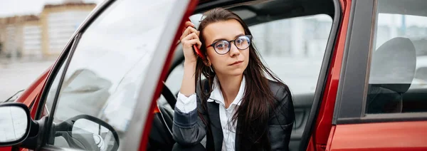 Dziewczyna Samochodzie Kobieta Parkingu Siedzi Samochodzie — Zdjęcie stockowe