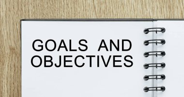 Ahşap masadaki hedefleri ve hedefleri not et. İş ve finans kavramı