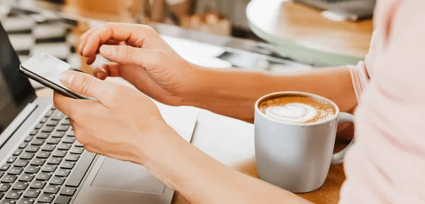 Glad Affärsman Sitter Cafeterian Med Laptop Och Smartphone Affärsman Sms — Stockfoto