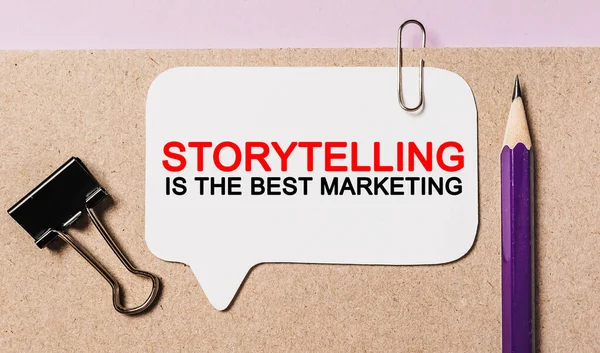 Text Storytelling Mejor Marketing Una Pegatina Blanca Con Fondo Papelería — Foto de Stock