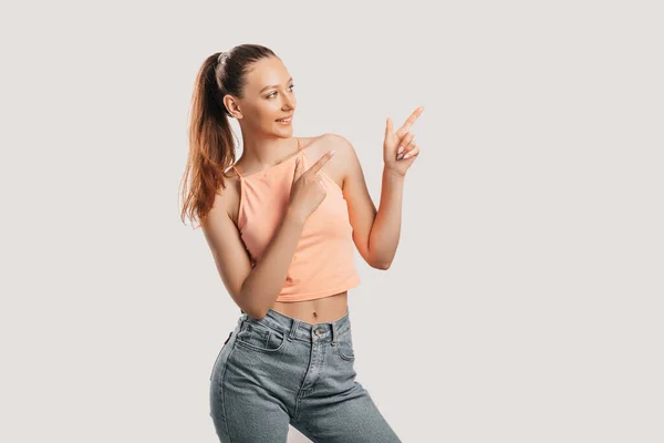 Retrato Una Chica Sonriente Apuntando Con Dedo Hacia Lado Sobre —  Fotos de Stock