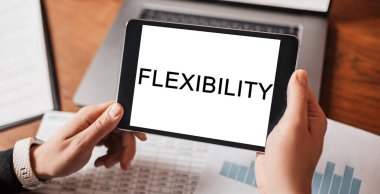 İnsan elleri iş yerinde metnin esnekliği ile tableti tutuyor. Belgelerle çalışan bir işadamı.