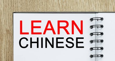 Yazılı not: Ahşap masadan Çince öğren. öğrenim ve eğitim kavramı