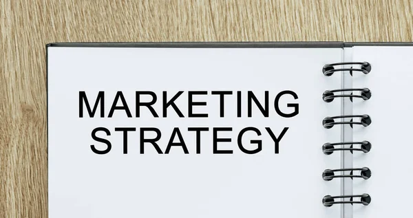 Bloc Notas Con Texto Estrategia Marketing Escritorios Madera Concepto Negocio — Foto de Stock