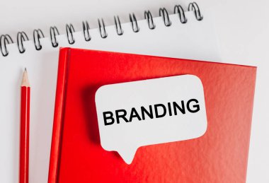 Ofis arkaplanlı beyaz bir çıkartma üzerine yazı damgası. Flat iş, finans ve kalkınma kavramına dayanır