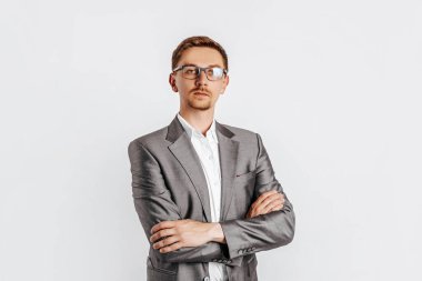 Gözlüklü, beyaz tenha arka planda, yakışıklı, esmer adam.