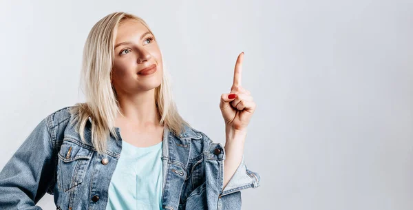 Porträt Eines Lächelnden Mädchens Das Mit Dem Finger Auf Den — Stockfoto