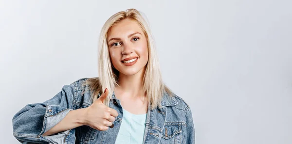 Lächelnde Frau Zeigt Daumen Nach Oben Und Blickt Die Kamera — Stockfoto