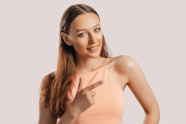 Retrato Una Chica Sonriente Apuntando Con Dedo Hacia Lado Sobre —  Fotos de Stock