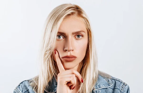 Vrouw Dacht Keuze Groef Haar Wenkbrauwen Jong Mooi Blond Meisje — Stockfoto