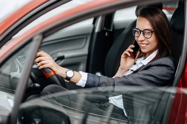 Chica Coche Detrás Del Volante Mira Teléfono Notificación Lee Mensaje — Foto de Stock