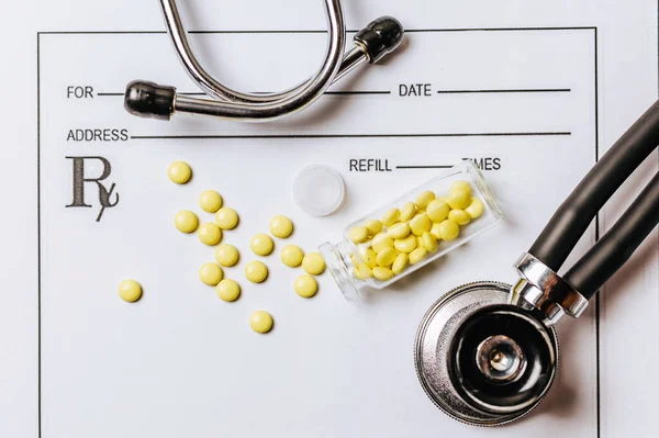 Conceito Médico Pílulas Amarelas Com Estetoscópio Pílulas Bloco Notas Prescrição — Fotografia de Stock