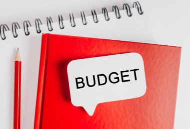 Ofis arkaplanlı beyaz etiketli Bütçe metni. Flat iş, finans ve kalkınma kavramına dayanır