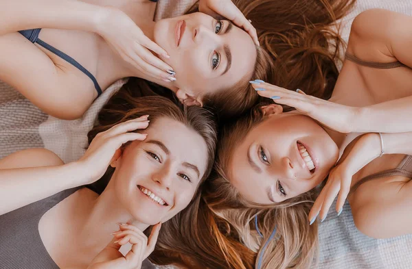 Γυναίκες Ξεκουράζονται Και Διασκεδάζουν Φίλες Γελάνε Στο Σπίτι Ξαπλωμένες Στο — Φωτογραφία Αρχείου