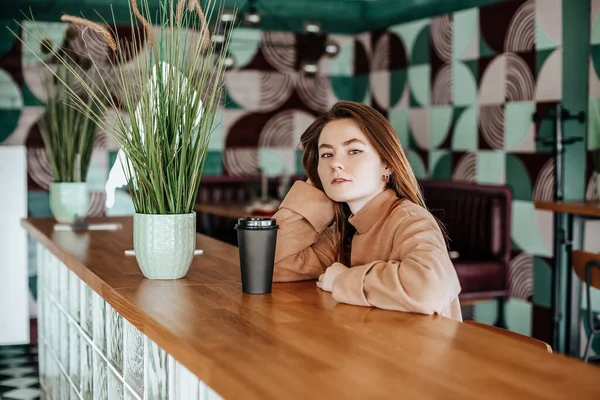 Stilvolles Mädchen Sitzt Einem Café Und Trinkt Kaffee Coffee Einer — Stockfoto