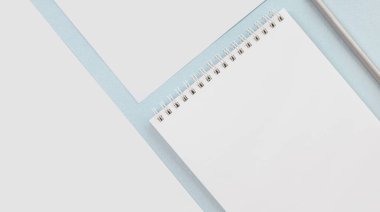 Ofis kavramı. Not defteri ve kalemle çalışma alanı. Boşluğu beyaz ve mavi olarak kopyala.