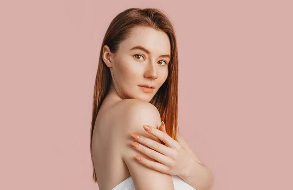 Gyönyörű Érzéki Fiatal Lány Tiszta Bőrrel Rózsaszín Háttérrel Álarccal Topless — Stock Fotó