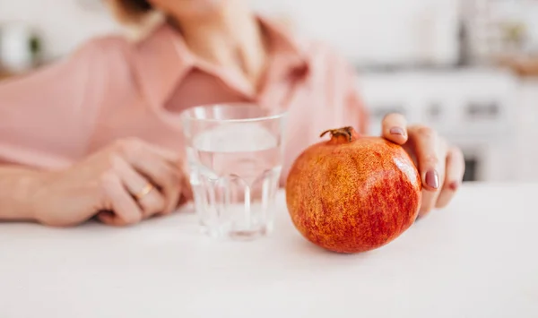 Das Mädchen Hält Einen Granatapfel Und Wasser Der Küche Gesundheitskonzept — Stockfoto