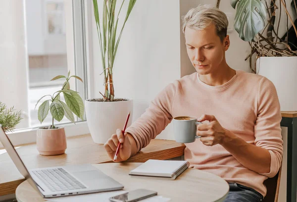 Man Werkt Werkplek Met Documenten Drinkt Koffie Een Eco Cafe — Stockfoto