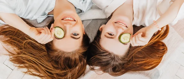 Two Girls Make Homemade Face Hair Beauty Masks Cucumbers Freshness — Stock Photo, Image