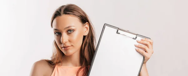 Girl Student Points Sheet Beautiful Young Business Woman Holds Clipboard — Stock Photo, Image