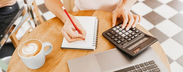 Man Schrijft Zakelijke Informatie Notebook Kantoor Met Rekenmachine Laptop — Stockfoto